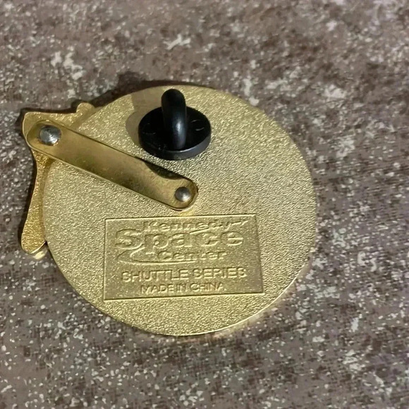 Kennedy Space Center Trading Pin - Picture 2 of 2